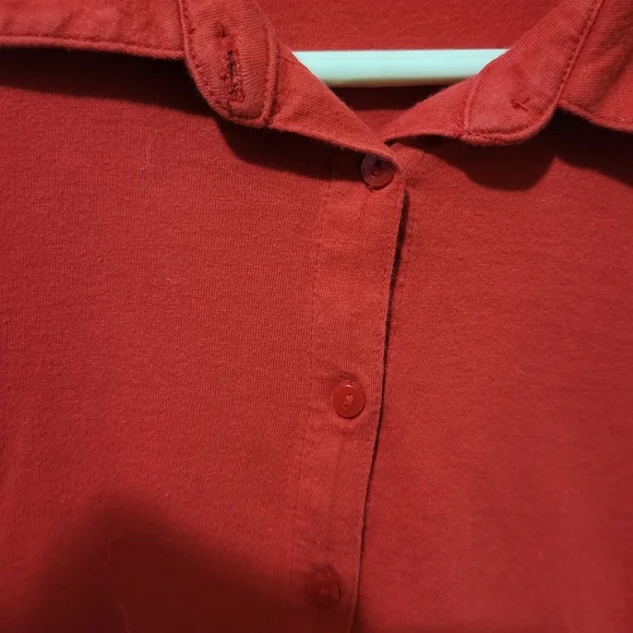 Red collared button front roll tab Liz Claiborne tee shirt small - Picture 5 of 7